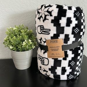 NWT Victoria’s Secret PINK Sherpa Blanket